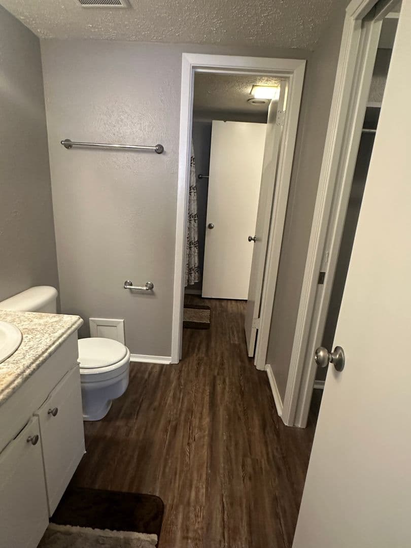 Longview Apartment: 2114 E Marshall Ave