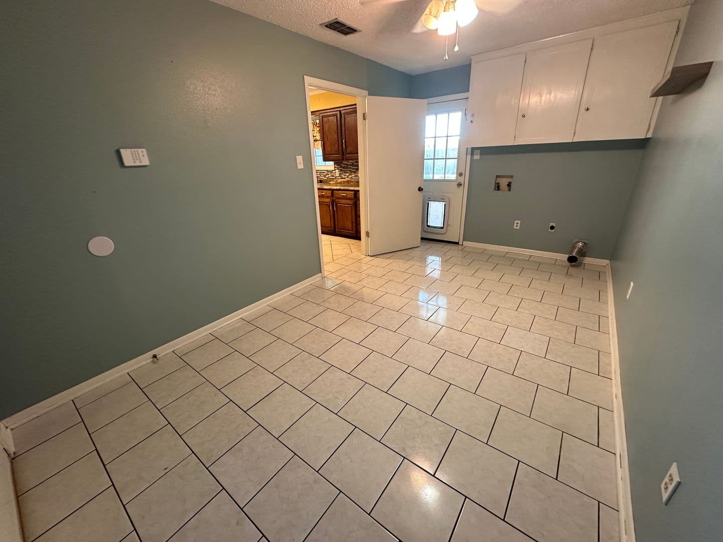 Whitehouse House: 102 S Rainbow Dr