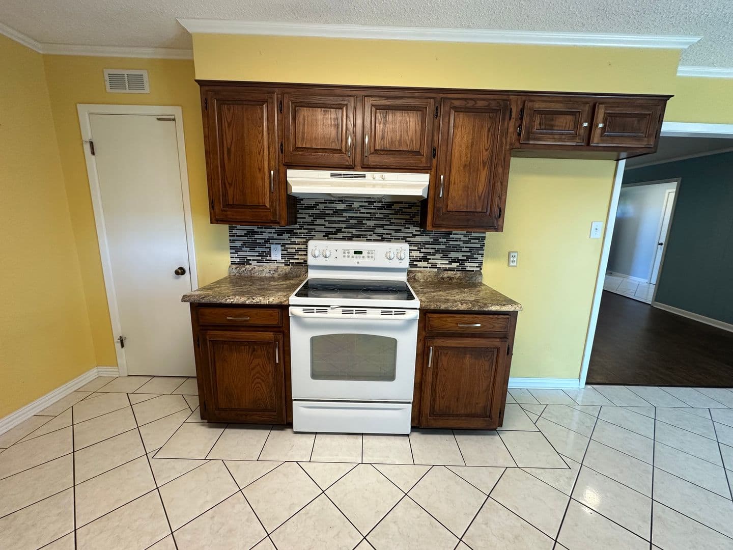 Whitehouse House: 102 S Rainbow Dr