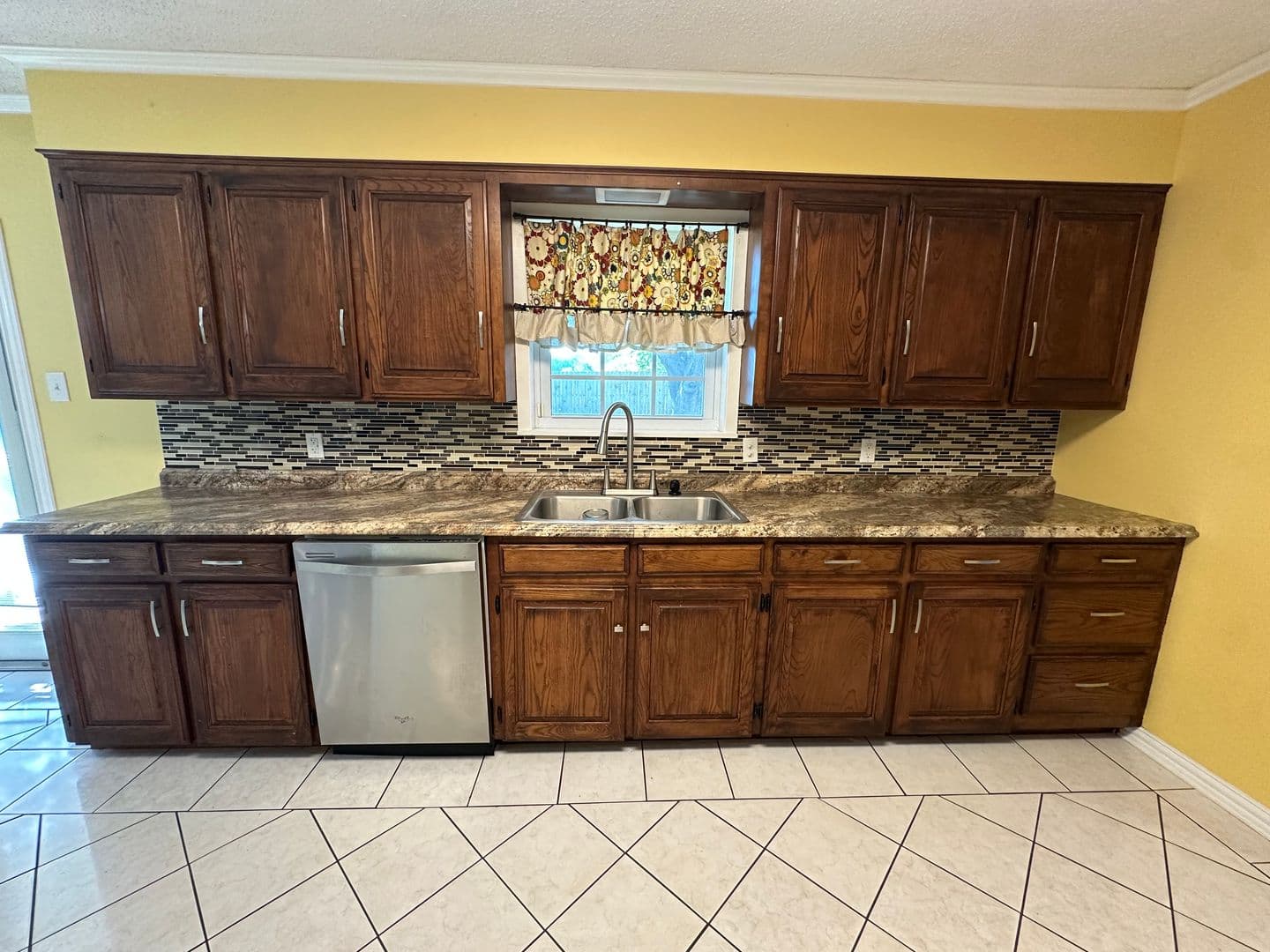 Whitehouse House: 102 S Rainbow Dr
