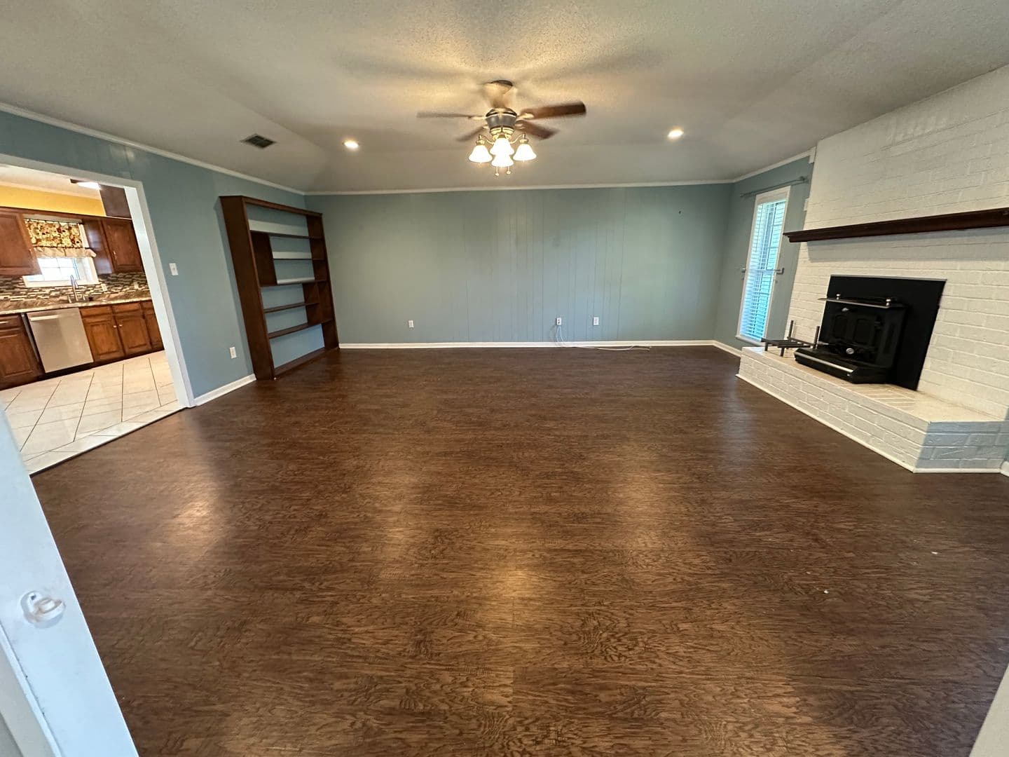 Whitehouse House: 102 S Rainbow Dr