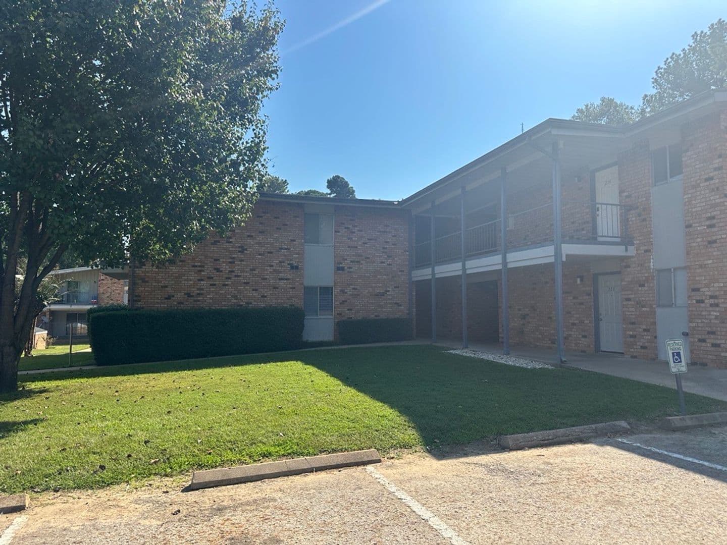 Longview Apartment: 2114 E Marshall Ave