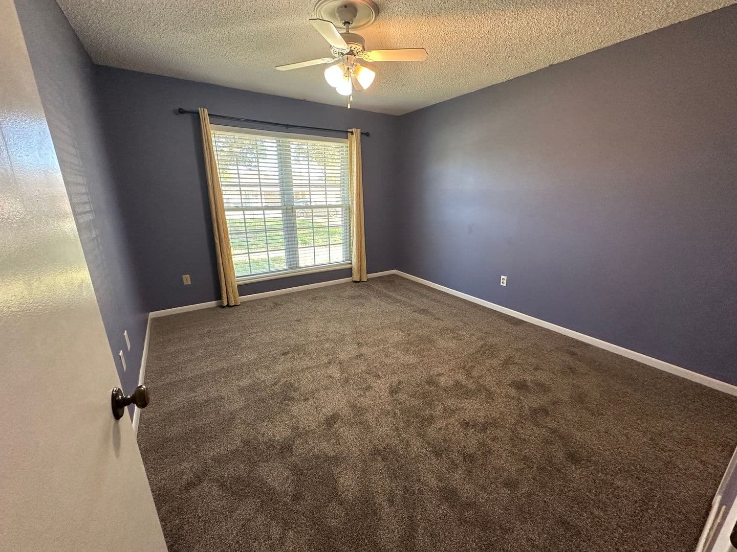 Whitehouse House: 102 S Rainbow Dr