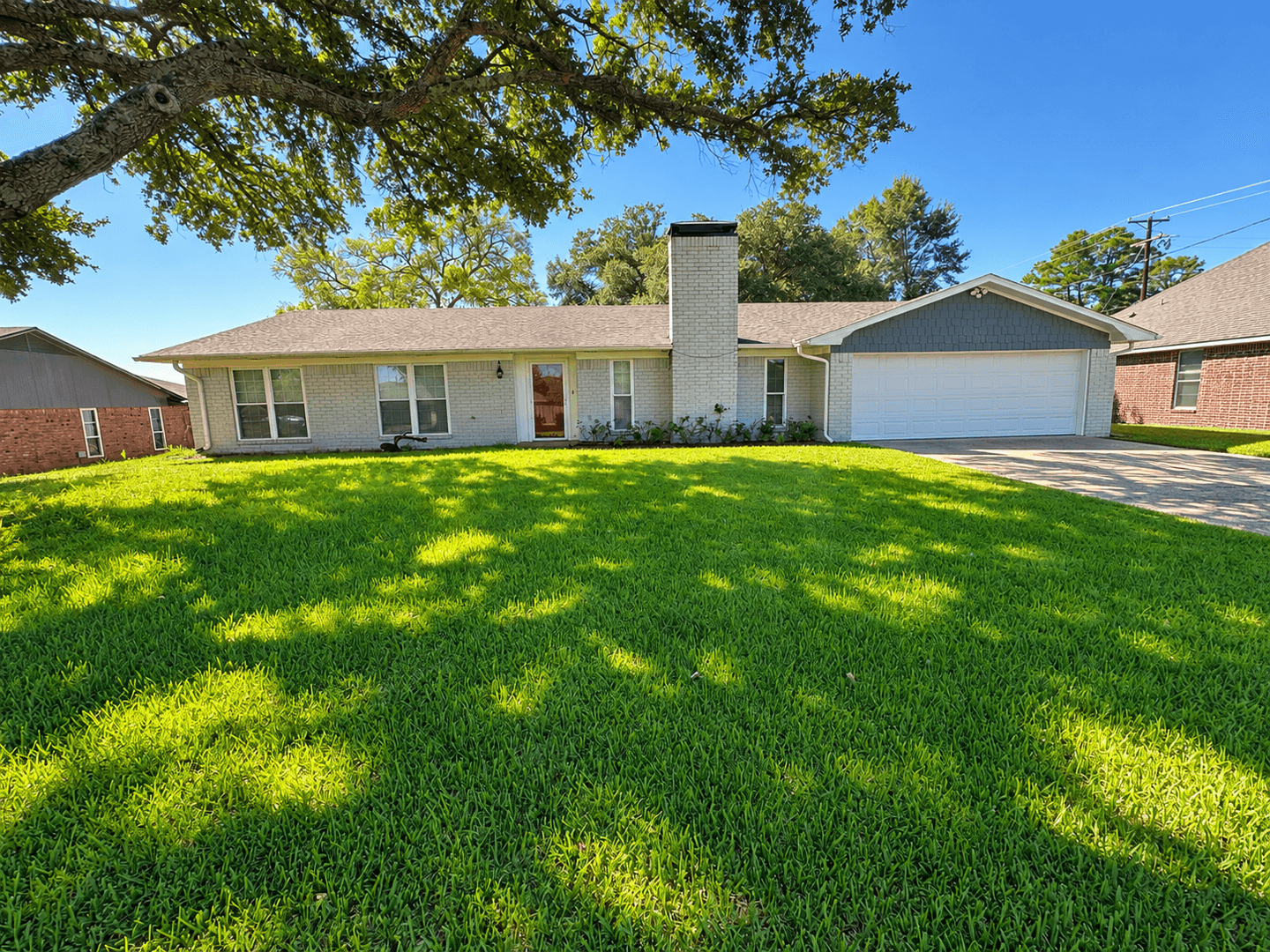 Whitehouse House: 102 S Rainbow Dr