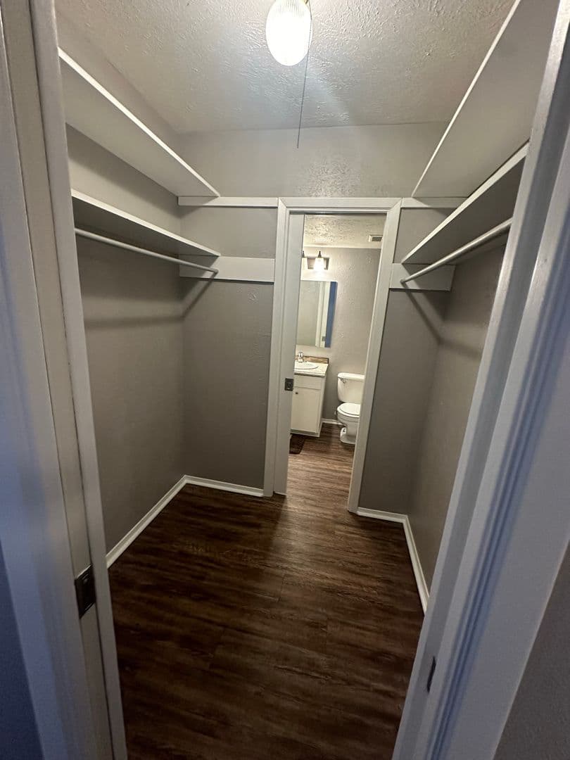 Longview Apartment: 2114 E Marshall Ave