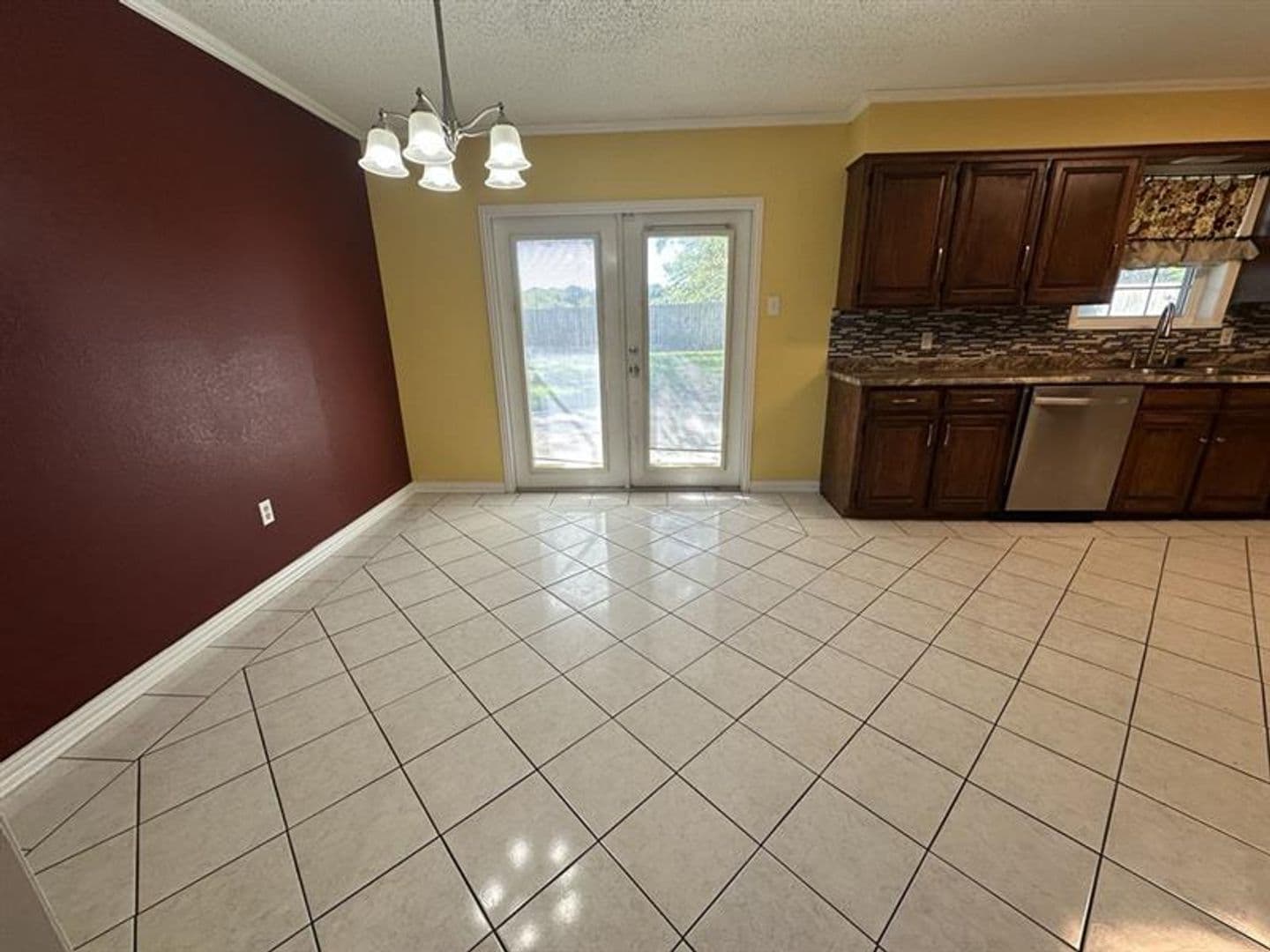 Whitehouse House: 102 S Rainbow Dr