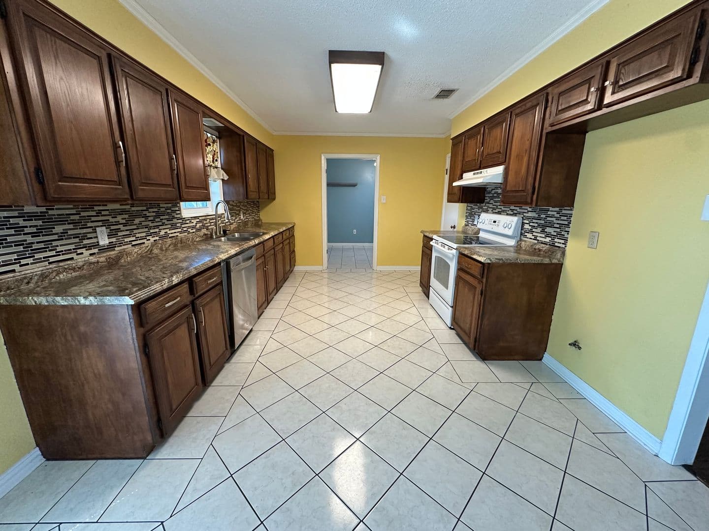 Whitehouse House: 102 S Rainbow Dr