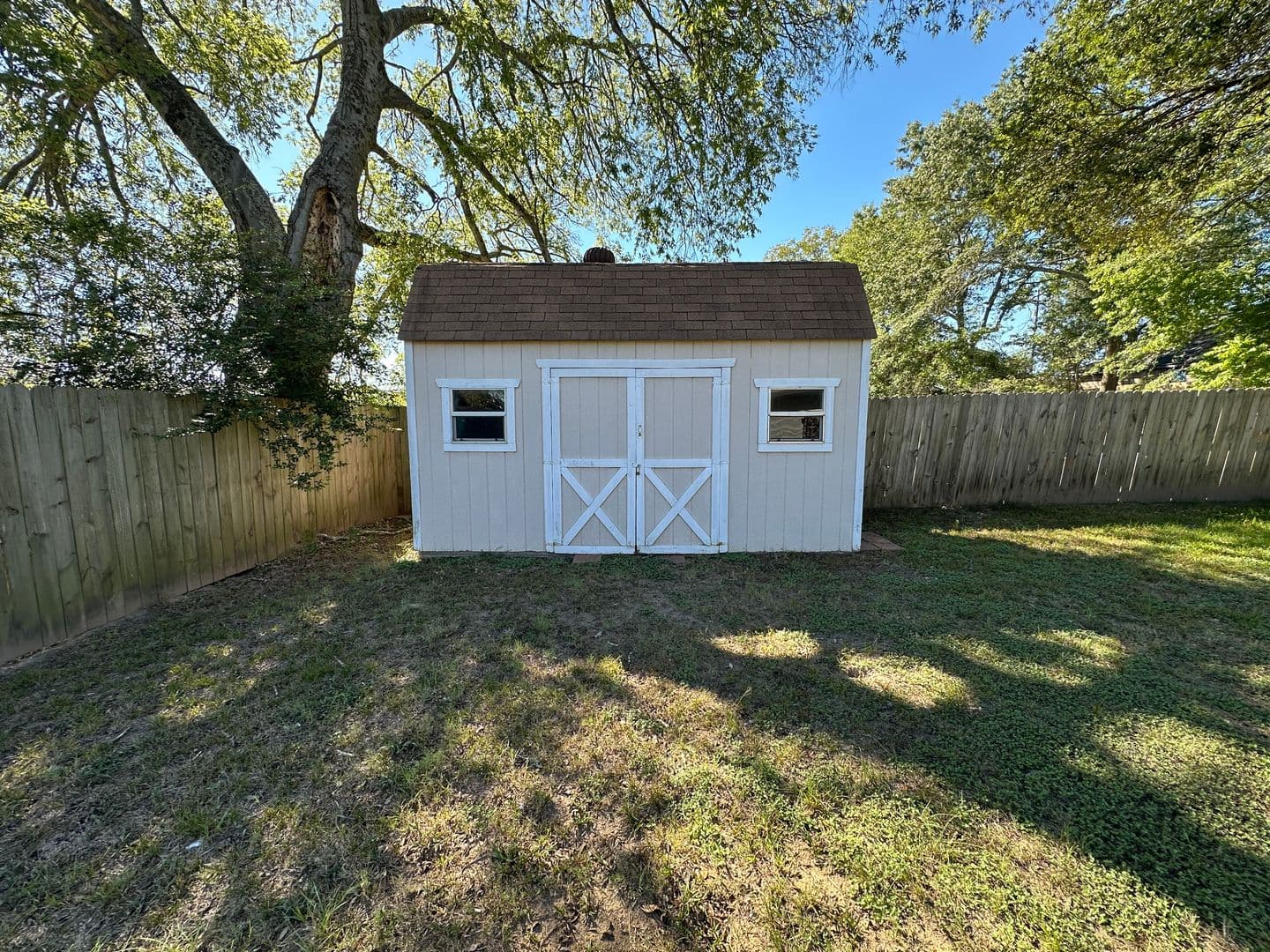 Whitehouse House: 102 S Rainbow Dr