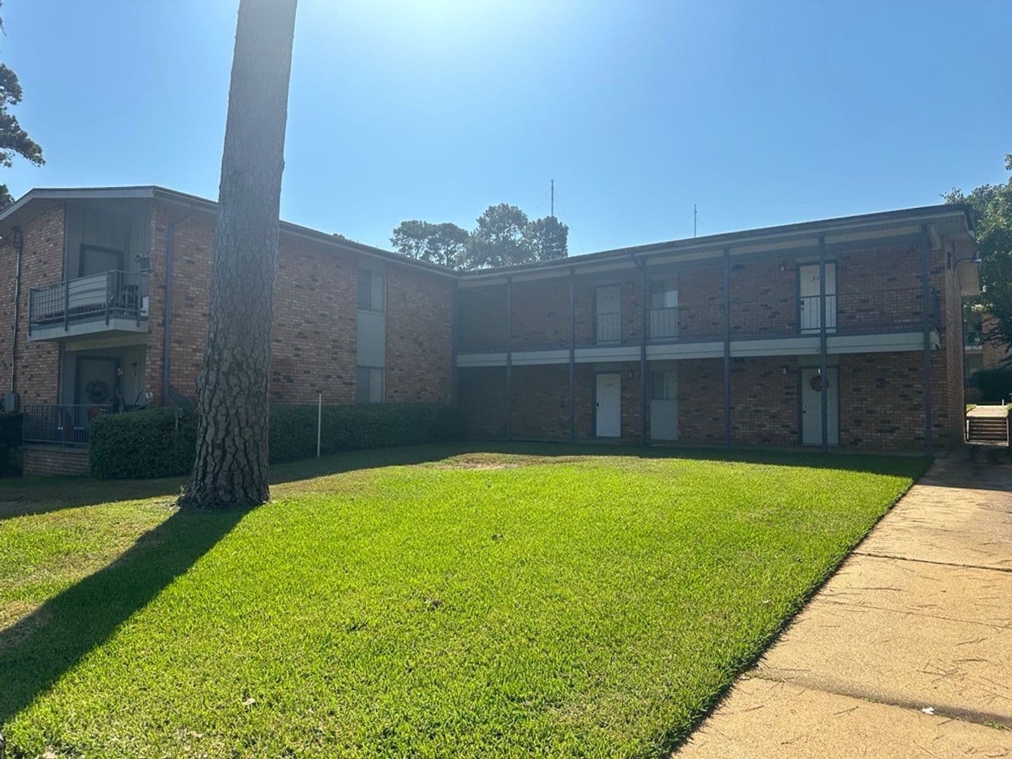 Longview Apartment: 2114 E Marshall Ave