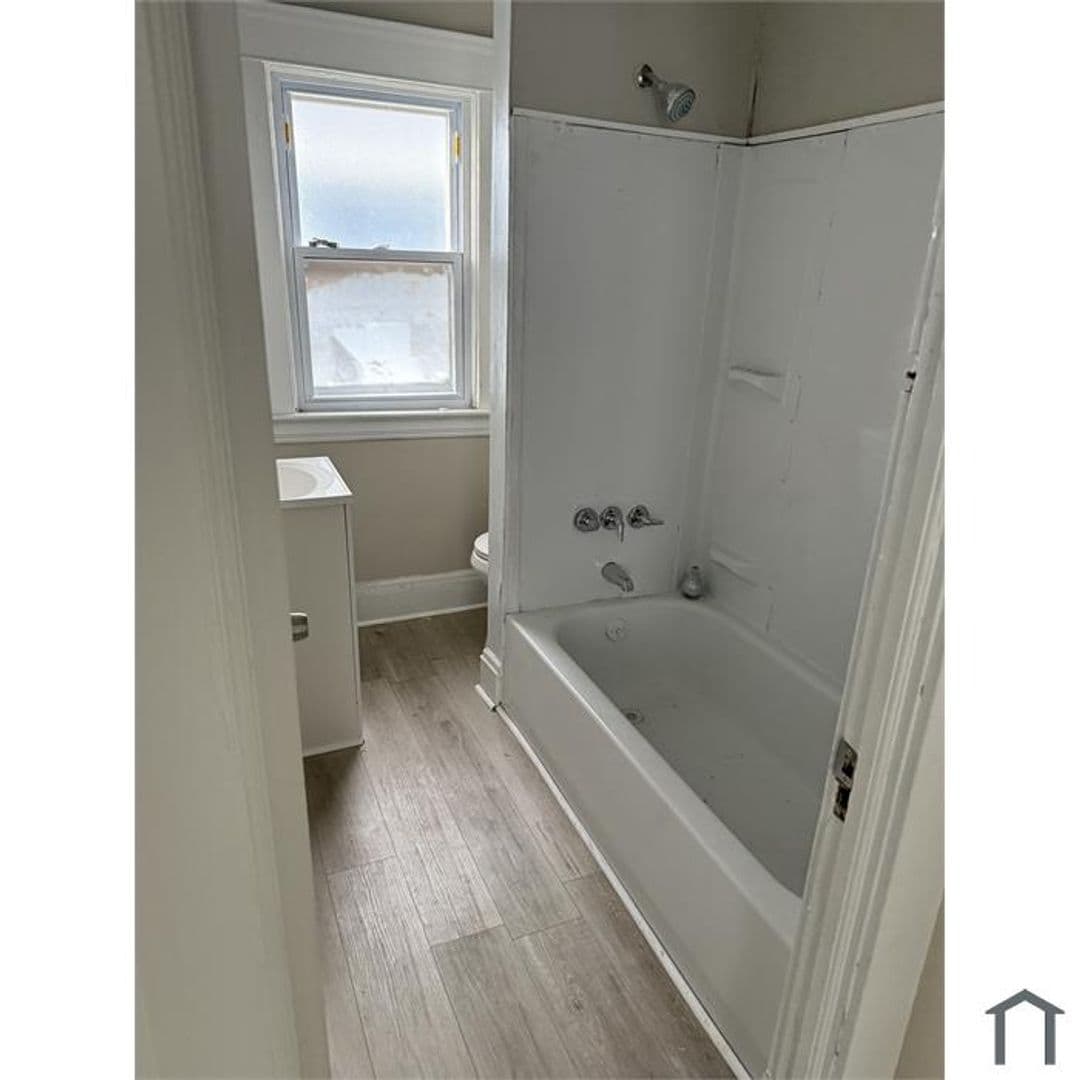 Cleveland Apartment: 11903 Fairport Ave