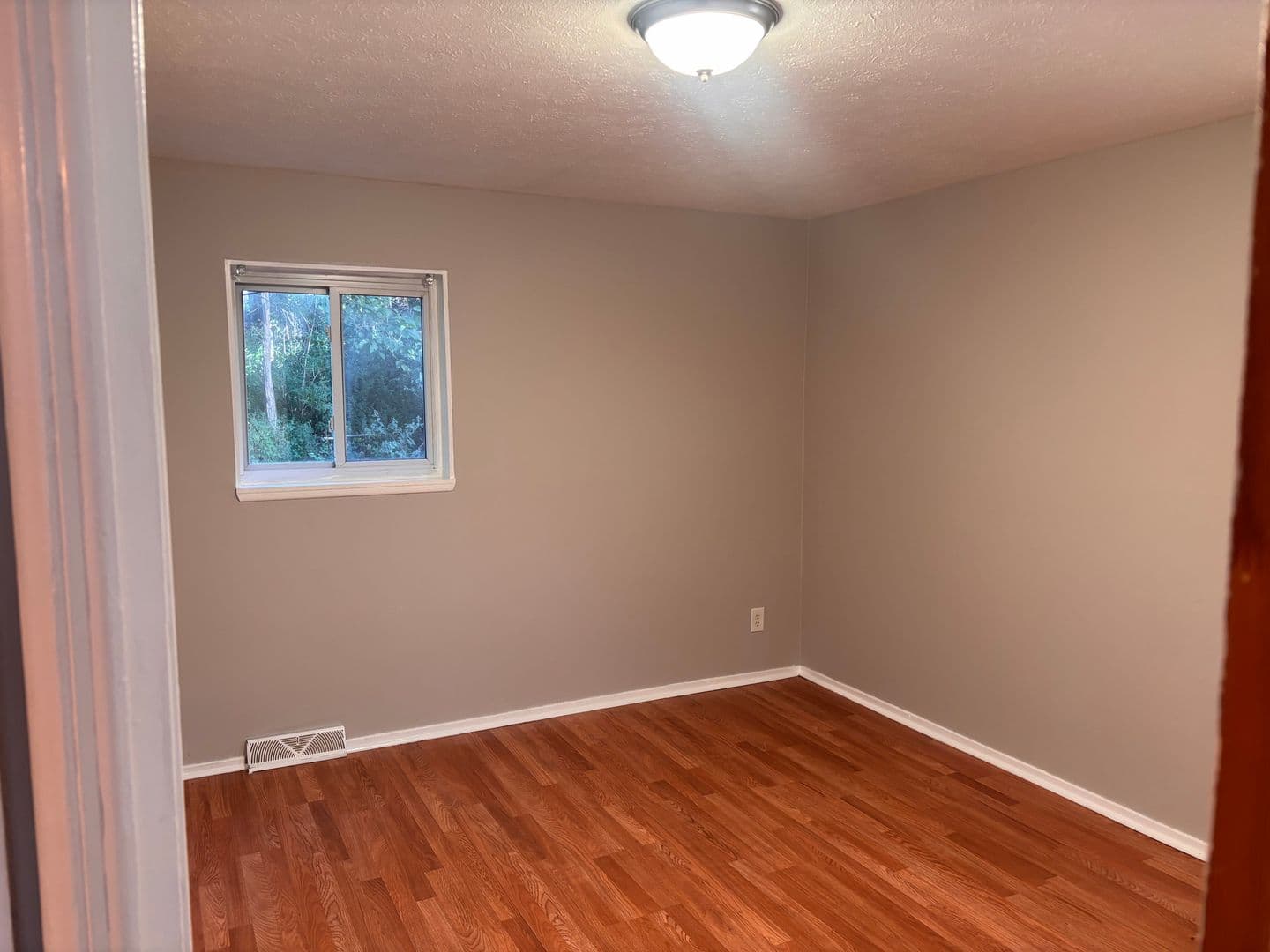 Bedford Apartment: 105 Solon Rd