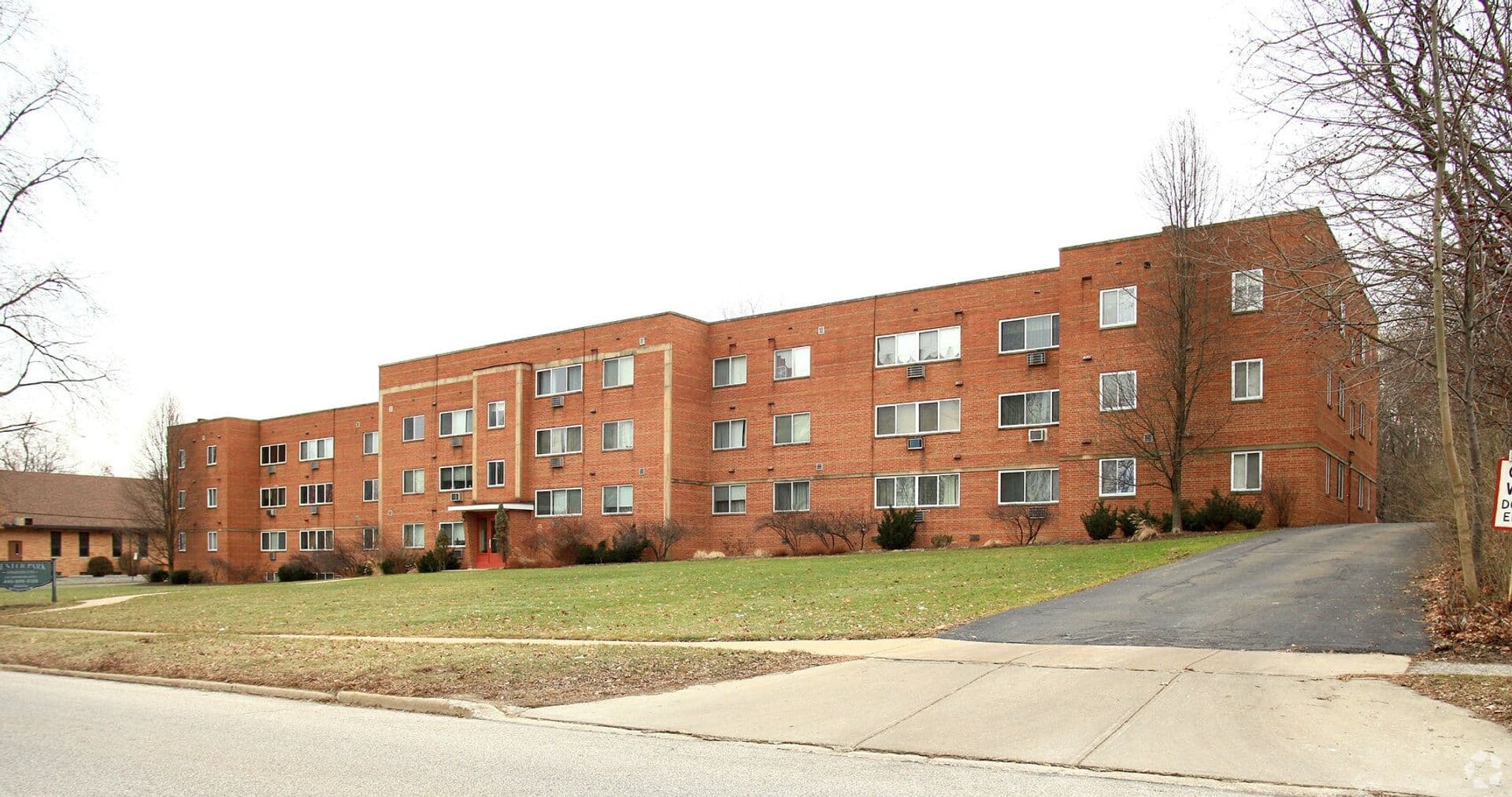 Bedford Apartment: 216 Center Road