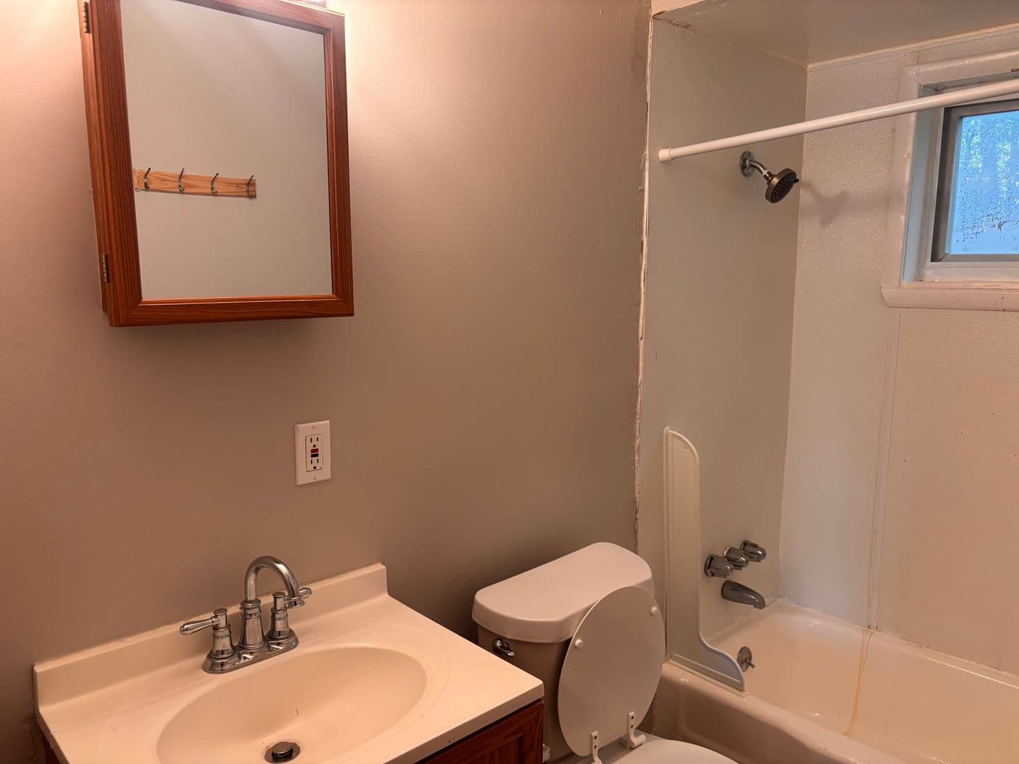 Bedford Apartment: 105 Solon Rd