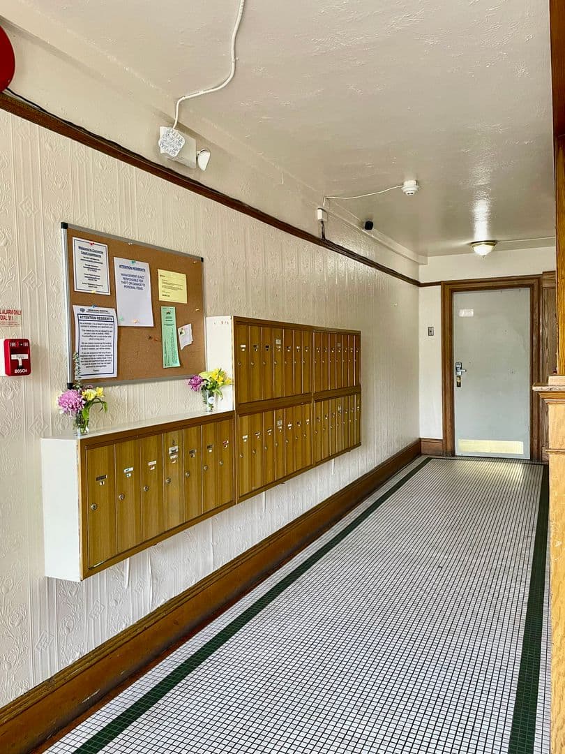 Portland Apartment: 325  NW 18th  Ave.