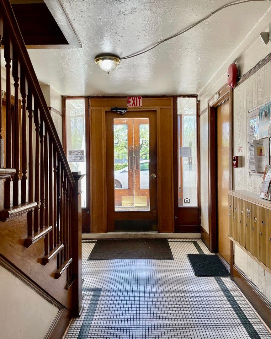 Portland Apartment: 325  NW 18th  Ave.