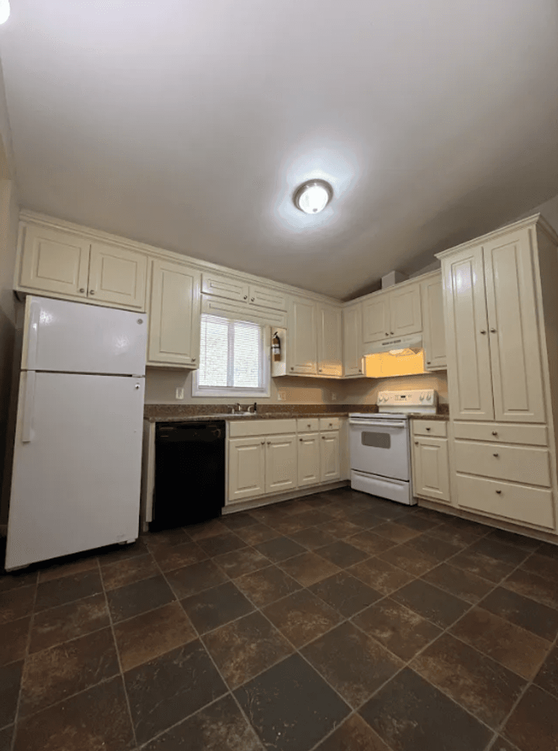 Atlanta House: 5490 Saint Lo Ln