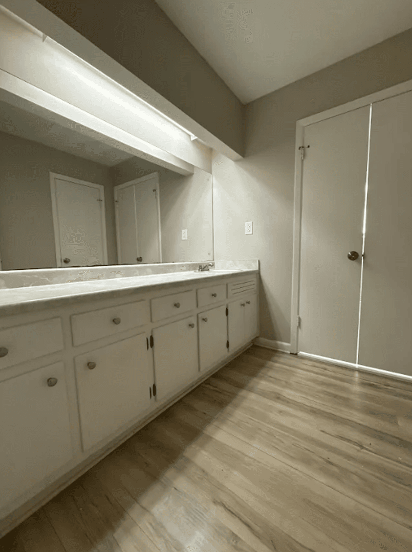 Atlanta House: 5490 Saint Lo Ln