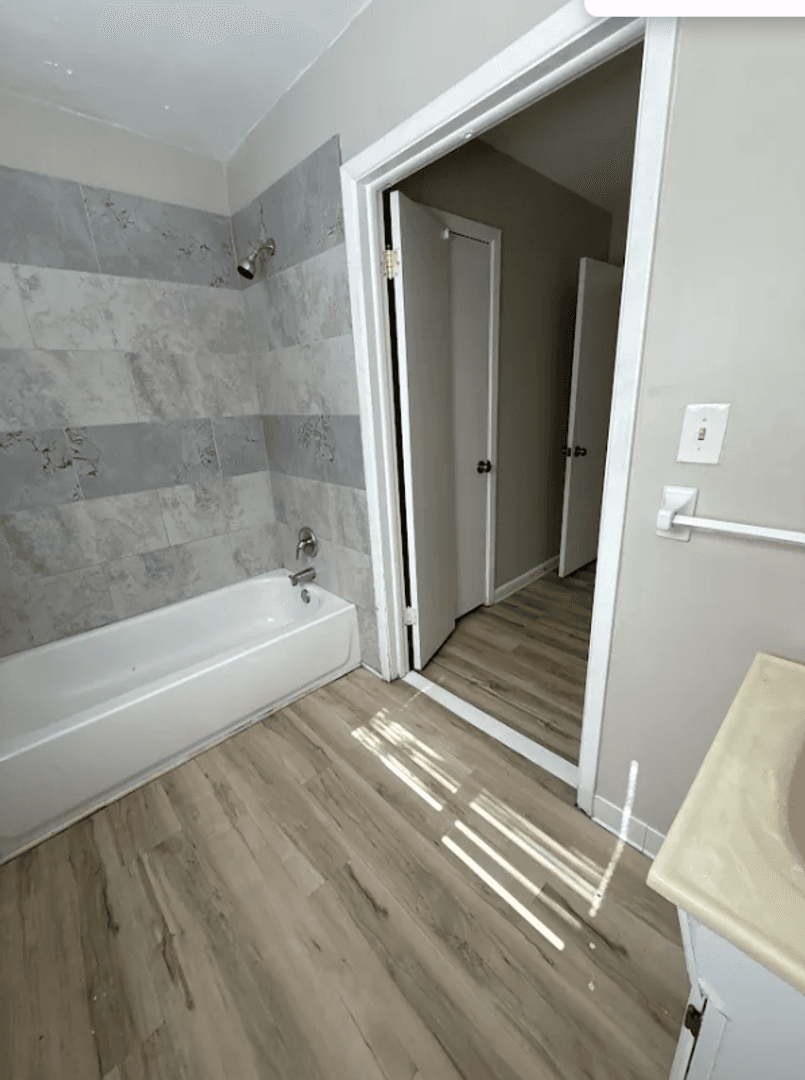 Atlanta House: 5490 Saint Lo Ln