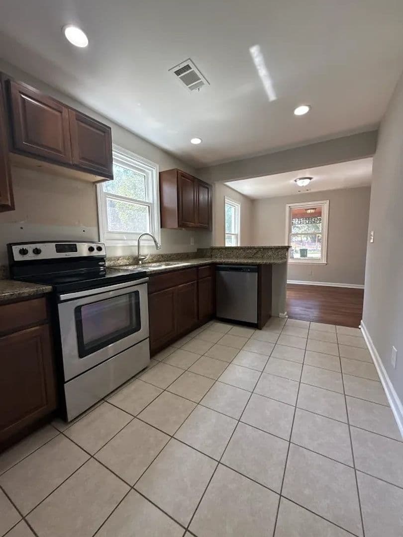 Decatur House: 1840 Glenhill Pl