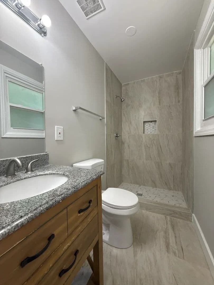 Decatur House: 1840 Glenhill Pl