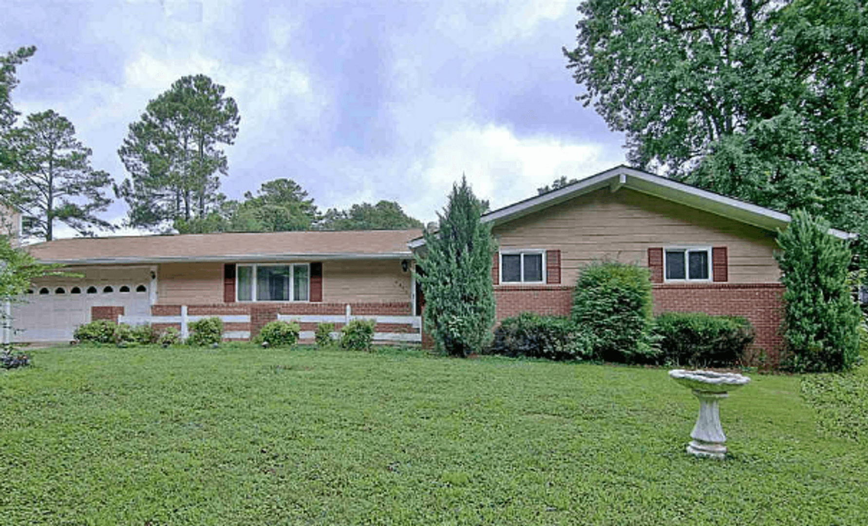 Atlanta House: 5490 Saint Lo Ln