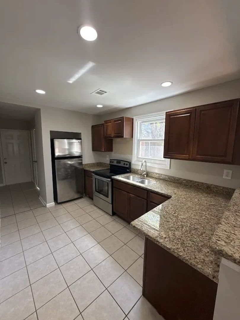 Decatur House: 1840 Glenhill Pl