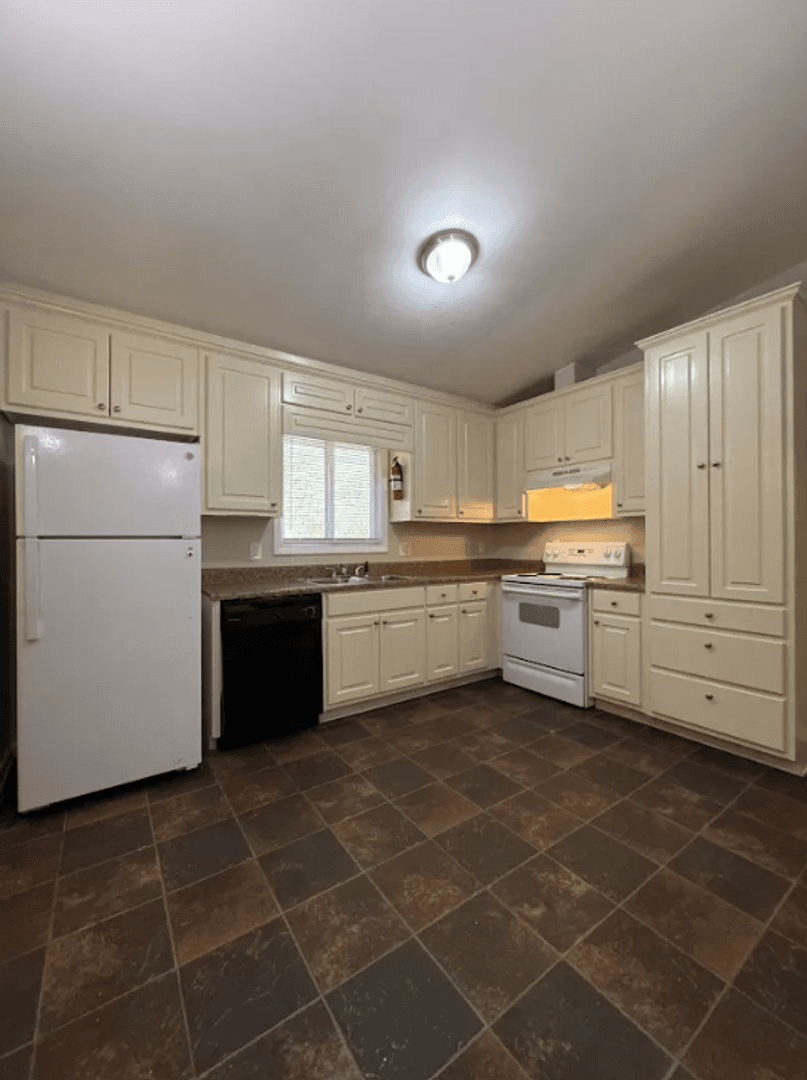 Atlanta House: 5490 Saint Lo Ln