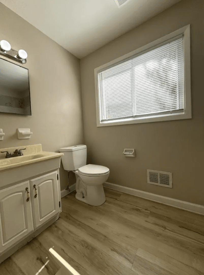 Atlanta House: 5490 Saint Lo Ln