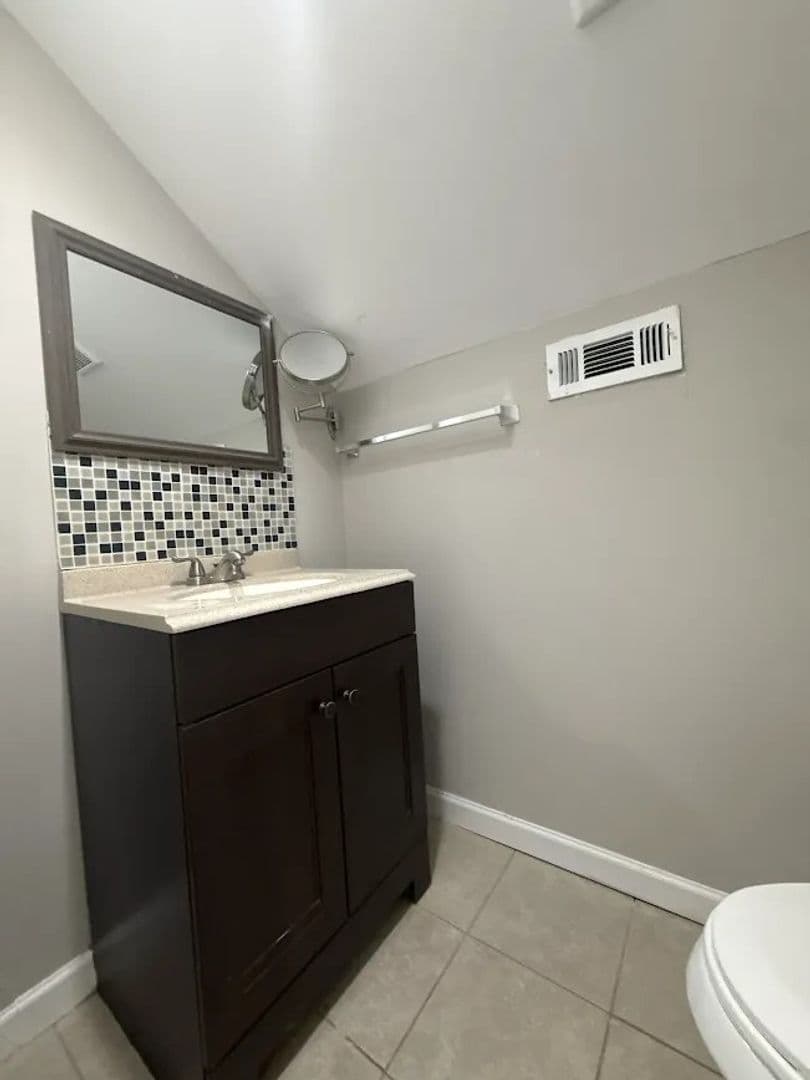 Decatur House: 1840 Glenhill Pl