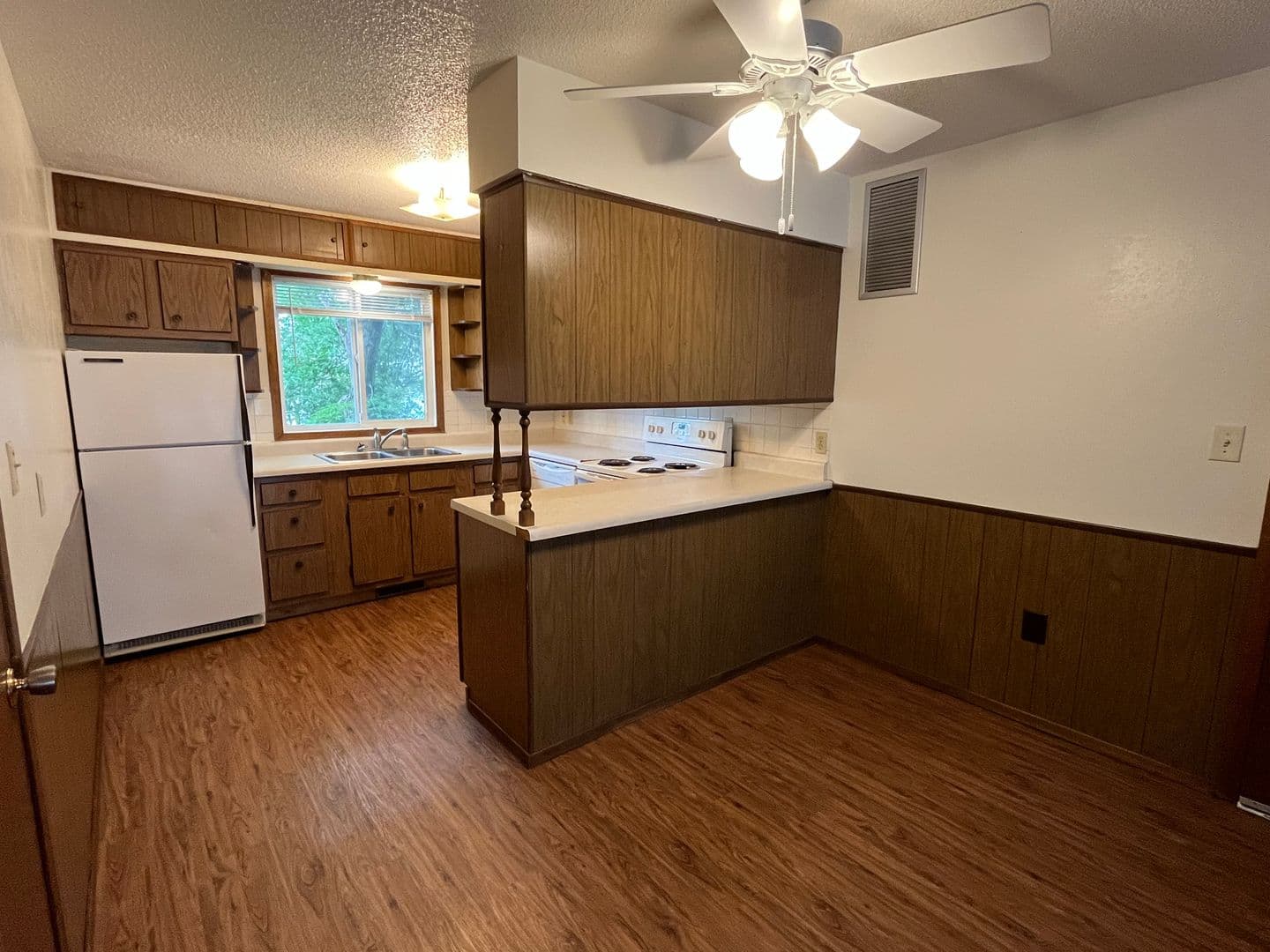 Watertown Apartment: 313 4th St NW