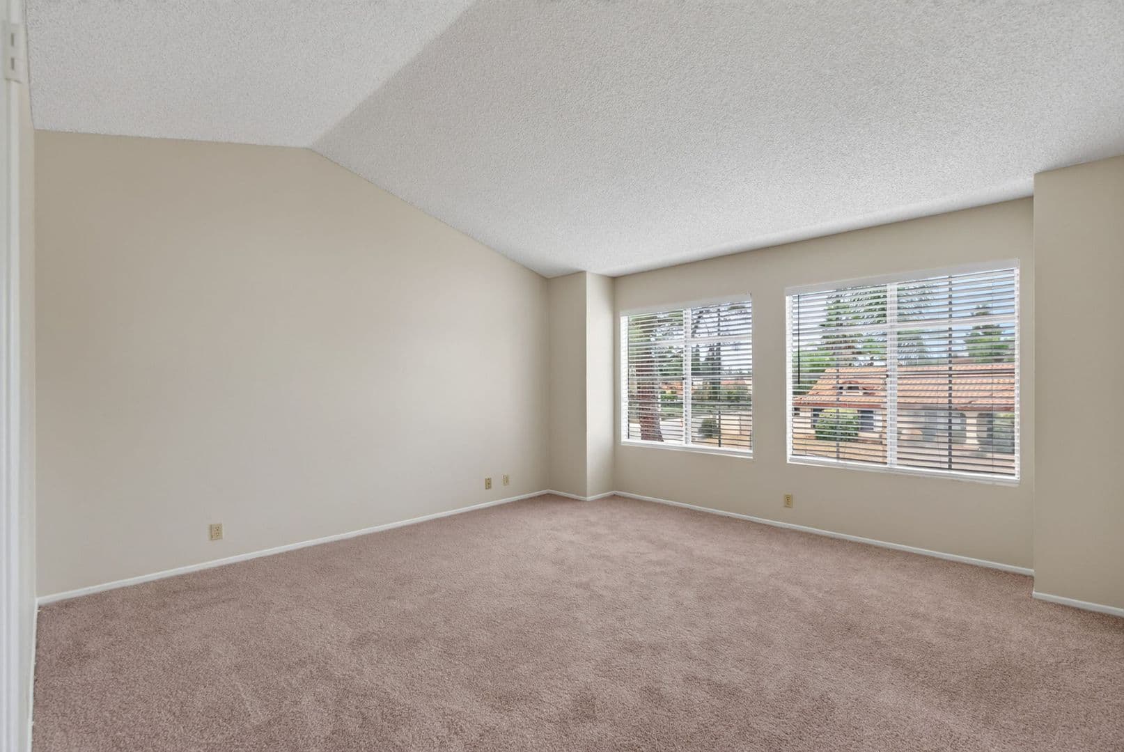 Riverside House: 7272 Foxcroft St