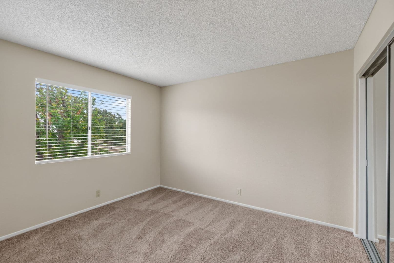 Riverside House: 7272 Foxcroft St