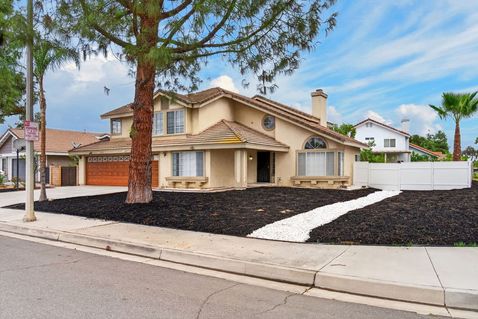 Riverside House: 7272 Foxcroft St