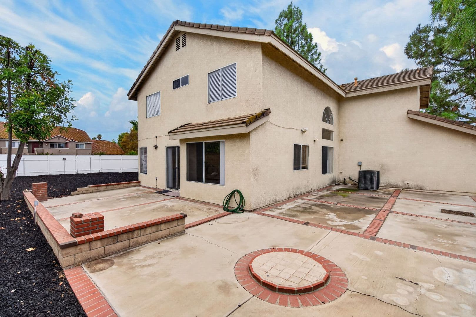 Riverside House: 7272 Foxcroft St