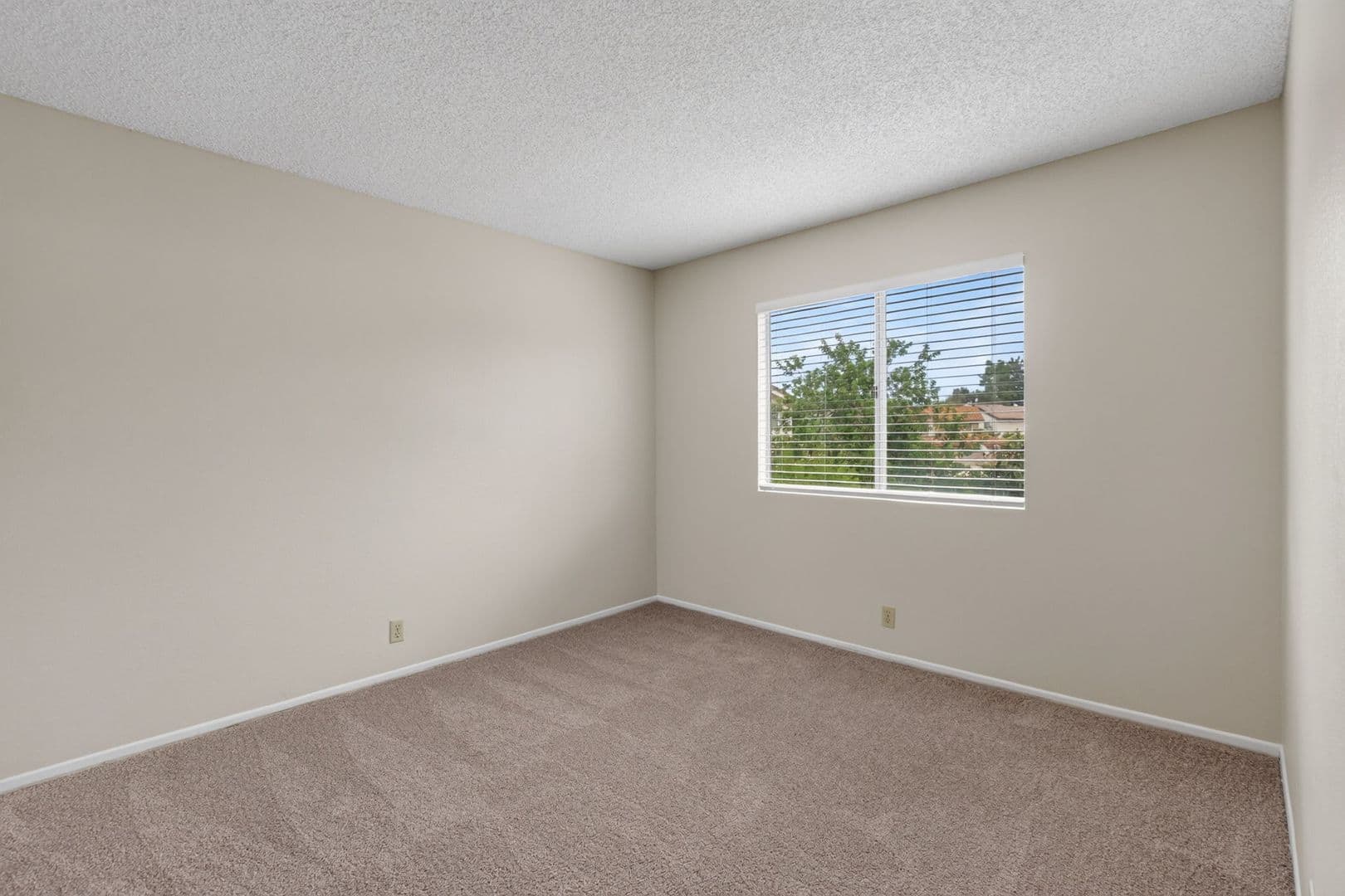 Riverside House: 7272 Foxcroft St
