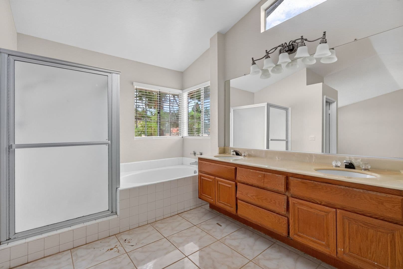 Riverside House: 7272 Foxcroft St