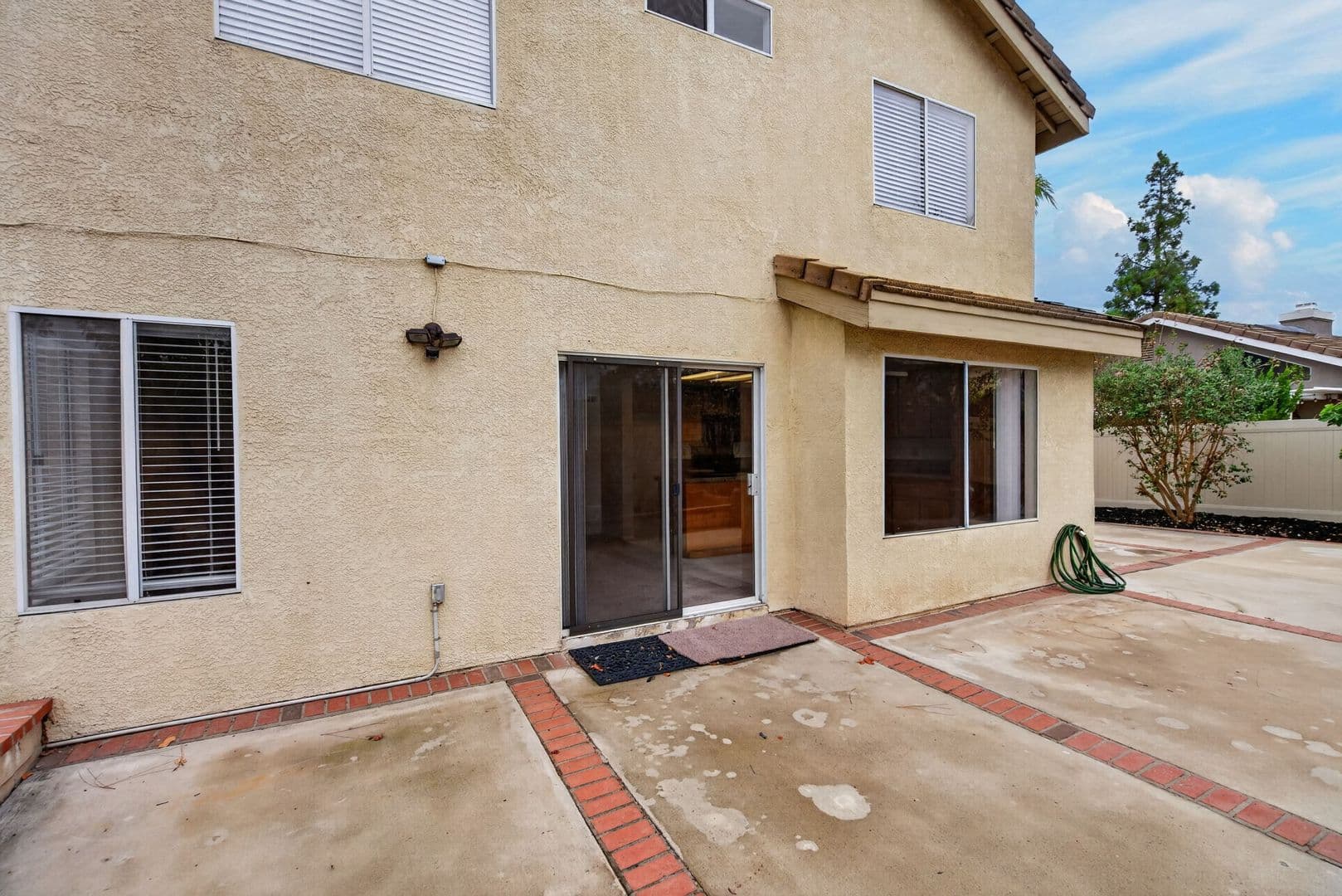 Riverside House: 7272 Foxcroft St