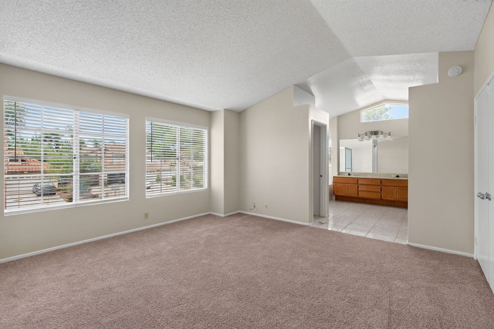 Riverside House: 7272 Foxcroft St