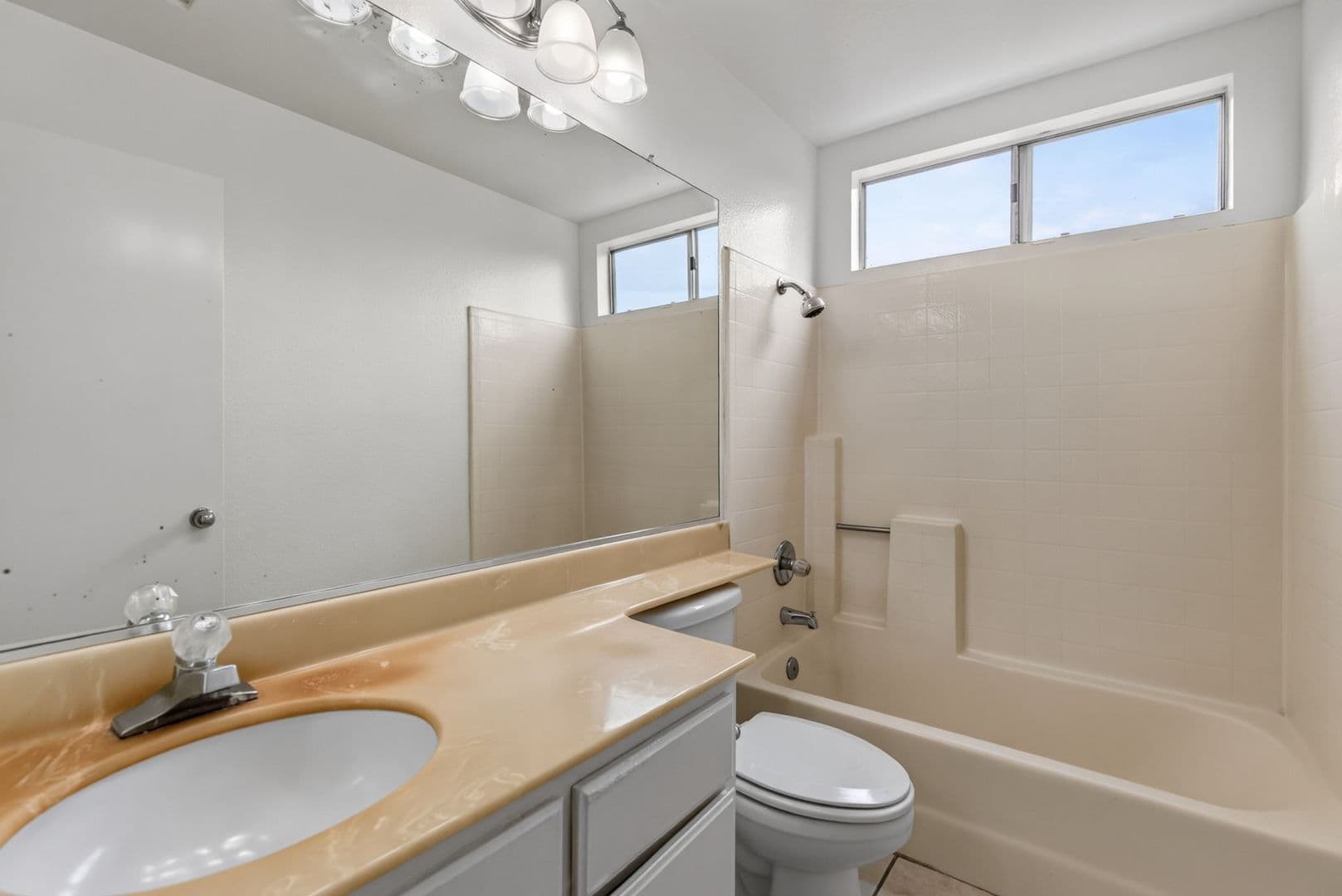 Riverside House: 7272 Foxcroft St
