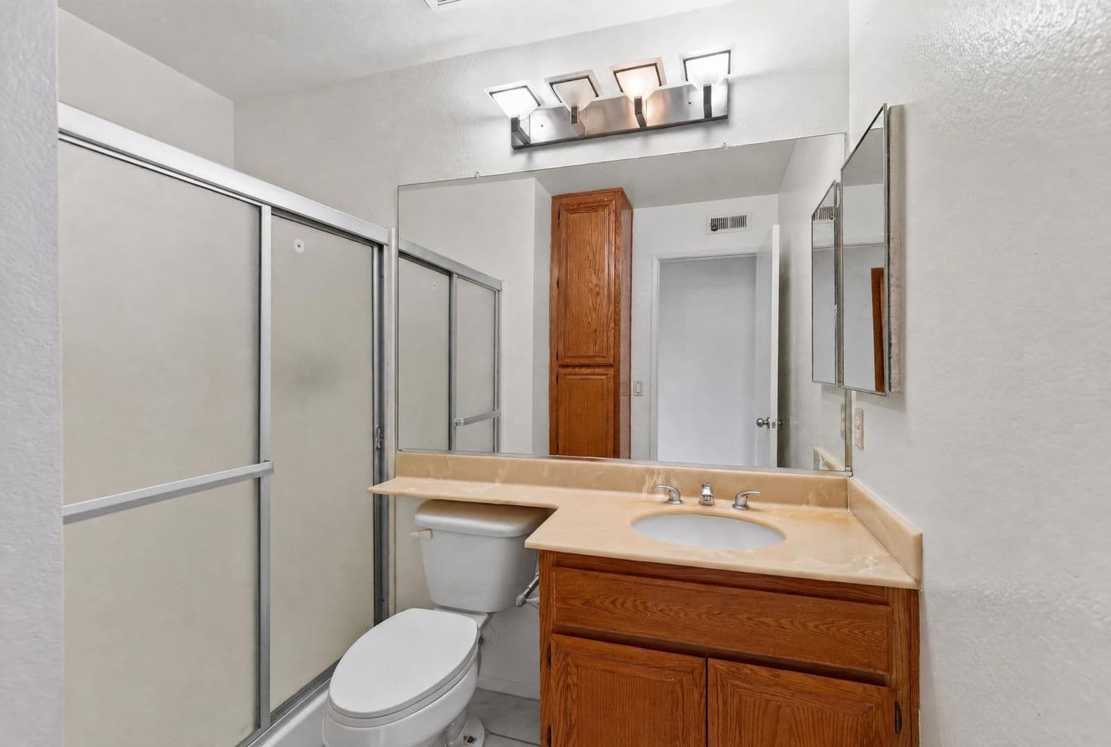 Riverside House: 7272 Foxcroft St