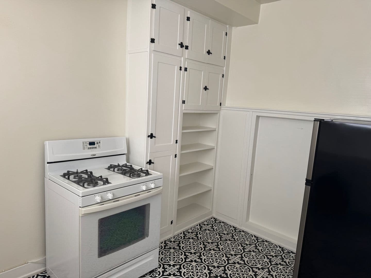 Long Beach Apartment: 35 N. Alboni Place