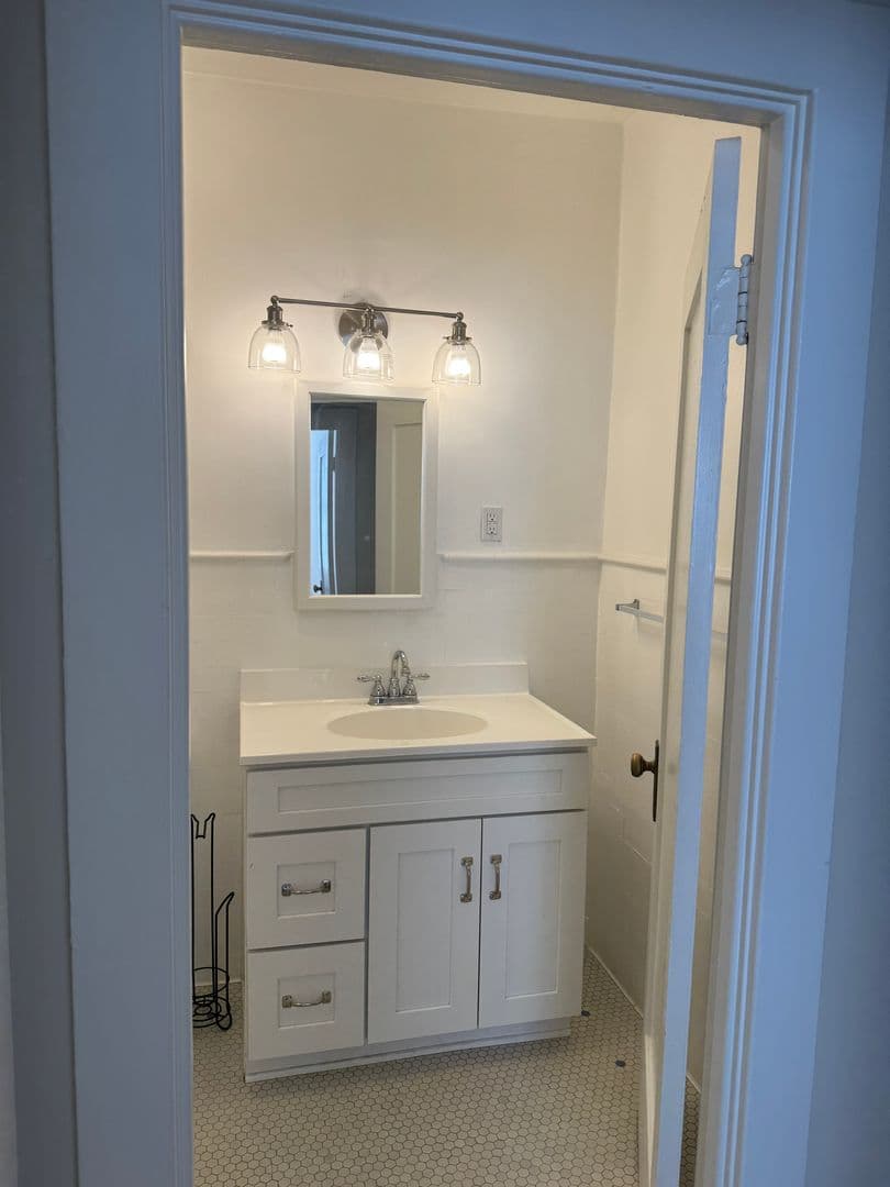Long Beach Apartment: 35 N. Alboni Place