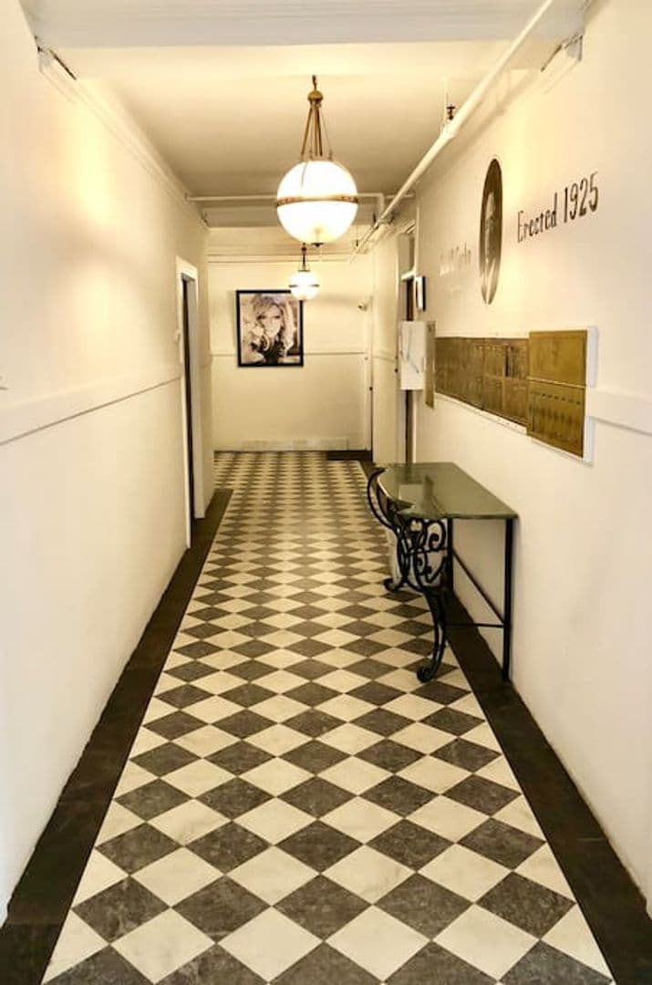 Long Beach Apartment: 35 N. Alboni Place