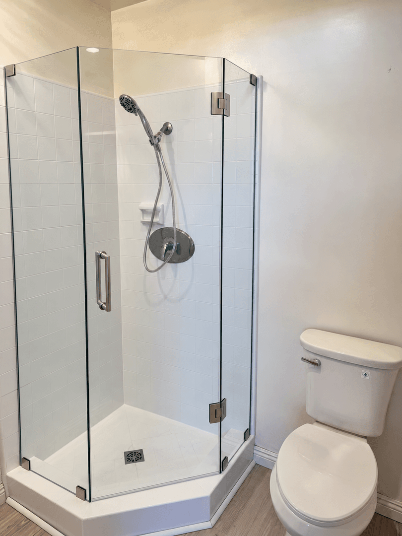Long Beach Apartment: 101 Claremont Avenue