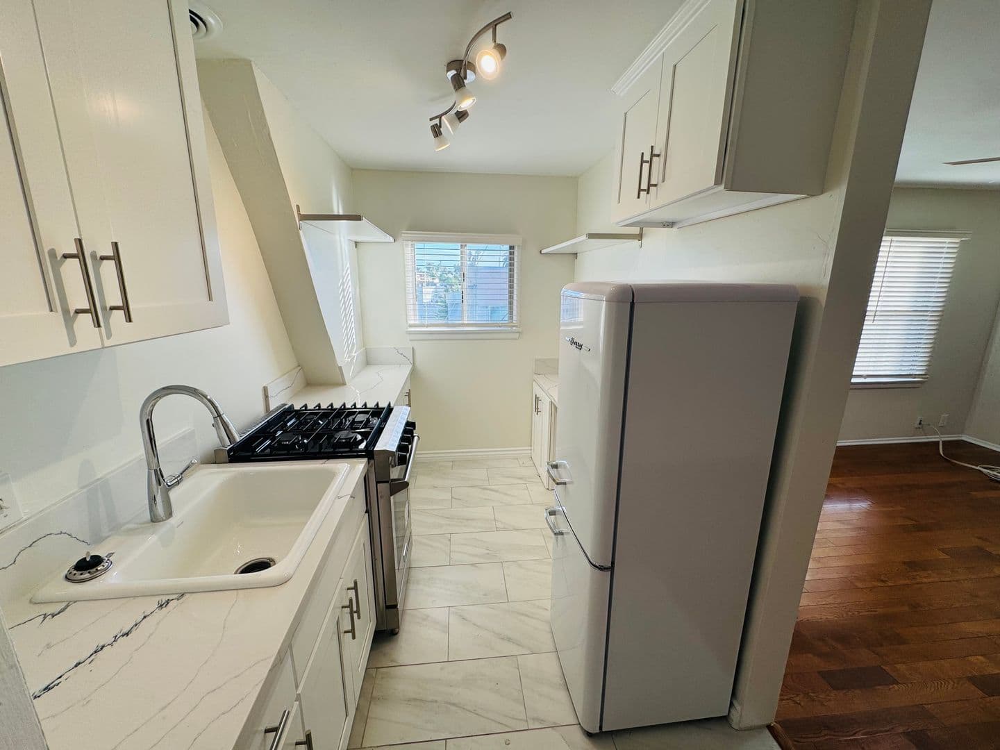 Long Beach Apartment: 2202-2230 E. Lowena Dr
