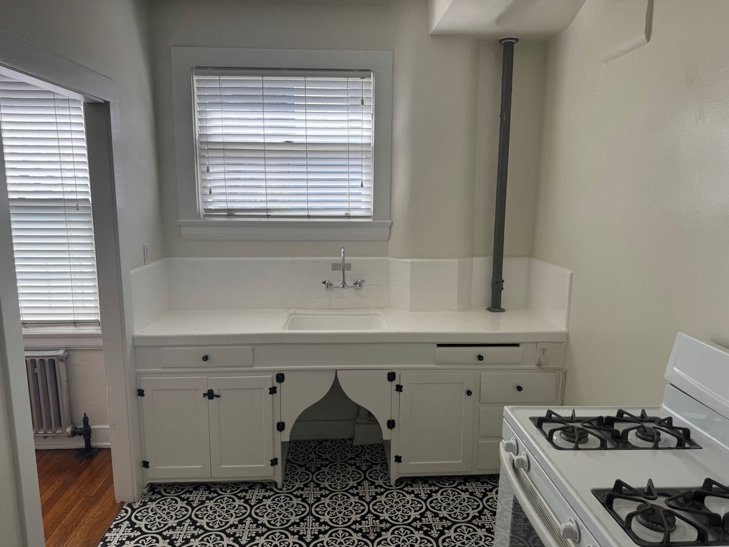 Long Beach Apartment: 35 N. Alboni Place