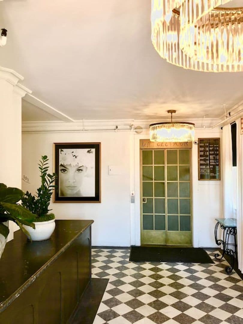 Long Beach Apartment: 35 N. Alboni Place