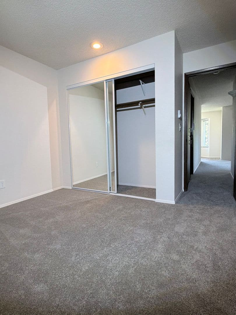 Tacoma Apartment: 1912 North Oakes