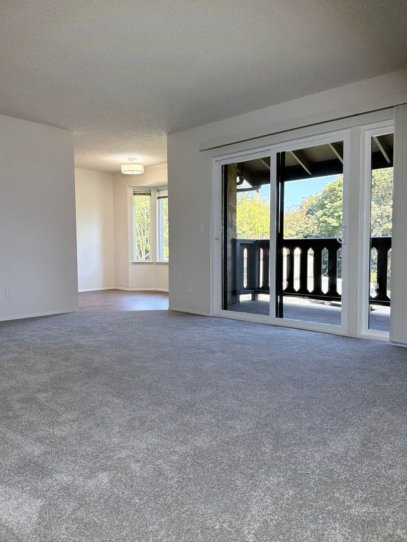 Tacoma Apartment: 1912 North Oakes