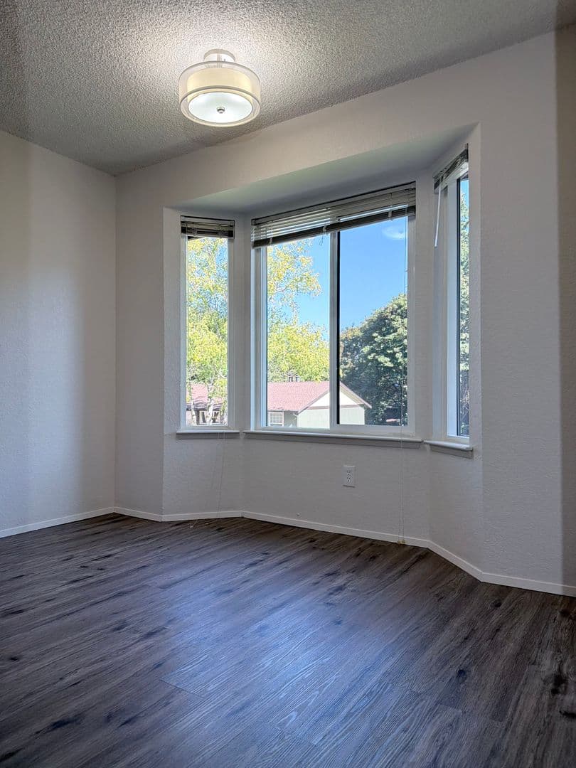 Tacoma Apartment: 1912 North Oakes